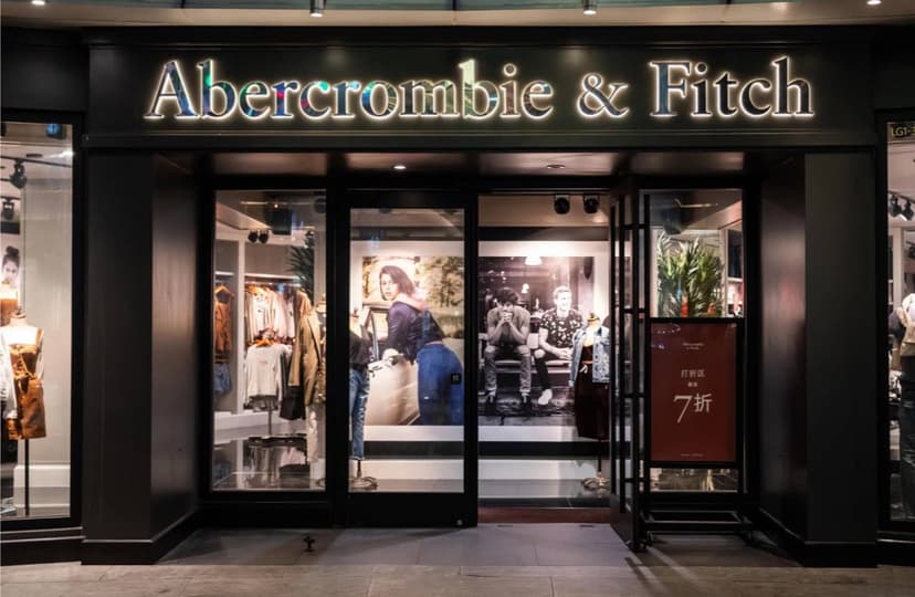 Abercrombie & Fitch магазин с темным фасадом и яркой вывеской.
