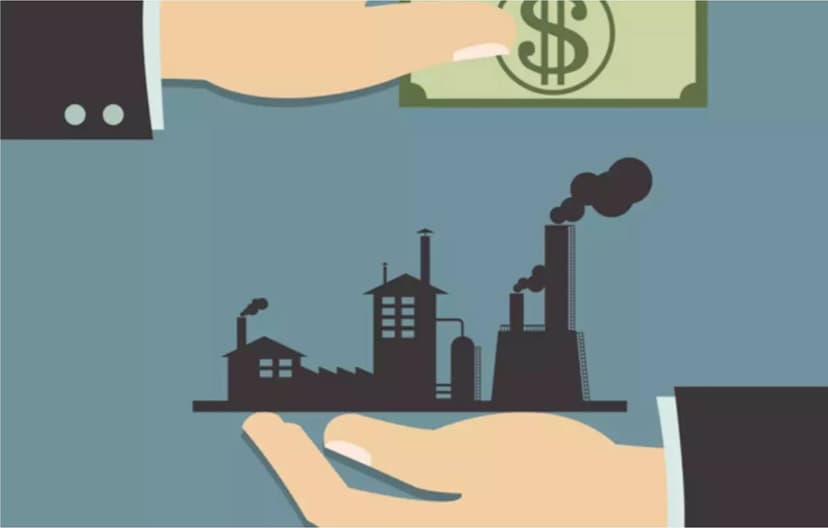 Рука держит миниатюрный завод с заводскими трубами, выпускающими дым, иллюстрация бизнеса и инвестиций.