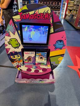 Пост про то, как одна компания попыталась повторить успех тамагочи и вышла на рынок с двумя товарами, которые должны были завируситься и принести много денег. image preview