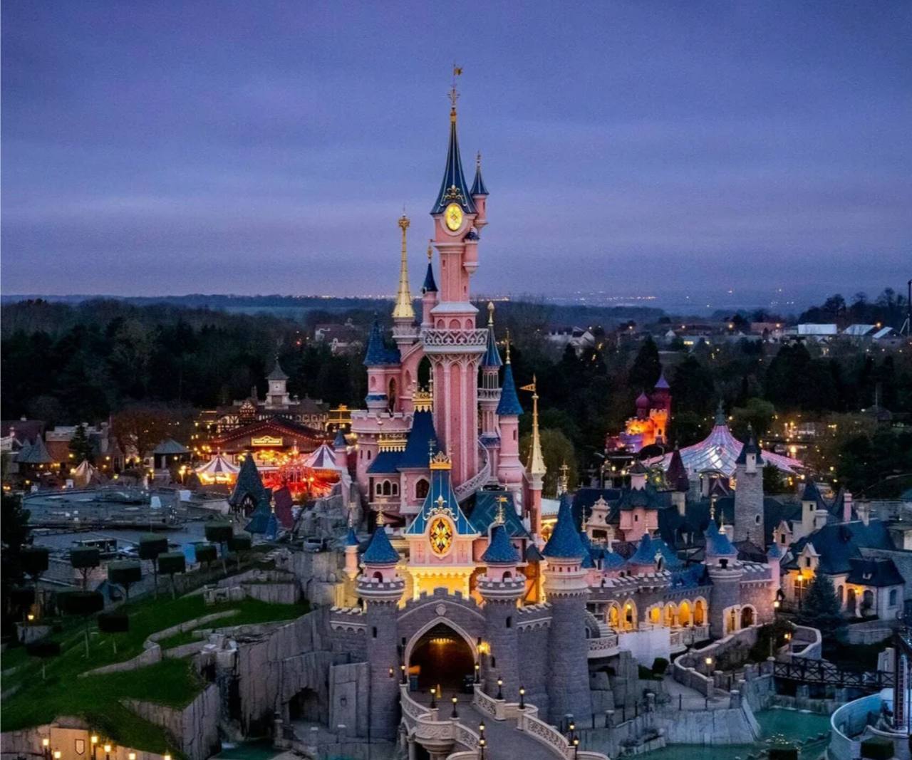 Путешествия в парки развлечений сближают семью image preview