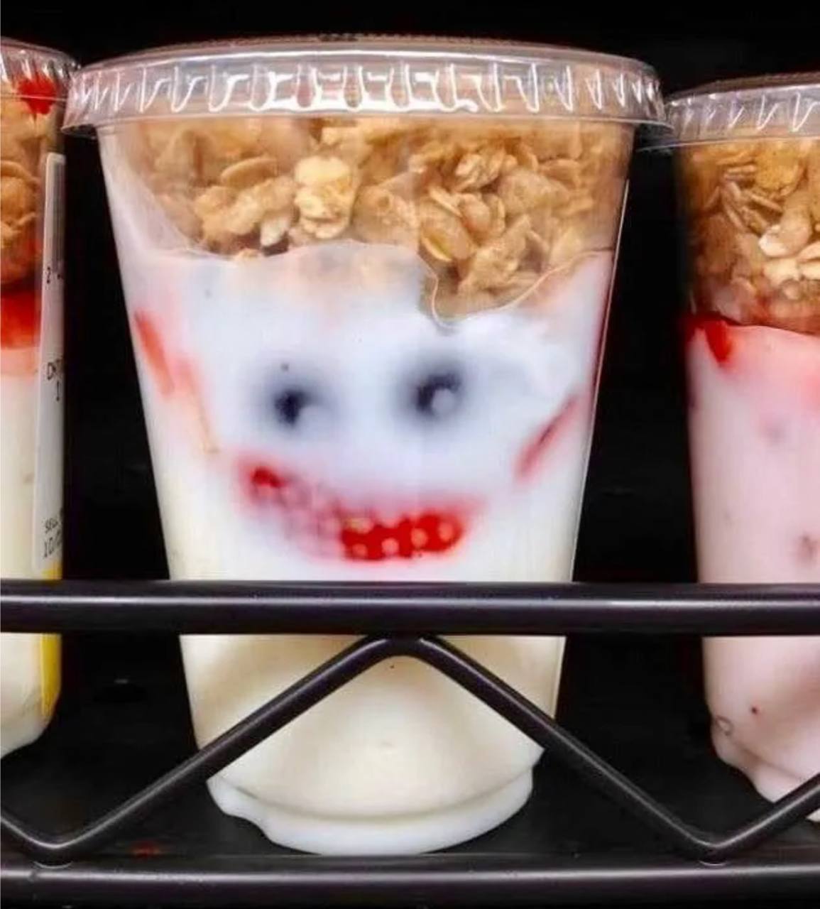 Пост про то, что содержится в пластиковом стаканчике под алюминиевой крышечкой. И из чего делают сметану и йогурты. А также про то, что не все йогурты одинаково полезны. image preview